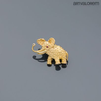 Elephant brooch in yellow gold guilloché...
