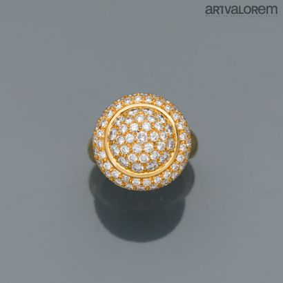 null Dome ring in yellow gold 750°/°° paved with brilliant-cut diamonds set in grains.

TDD:...