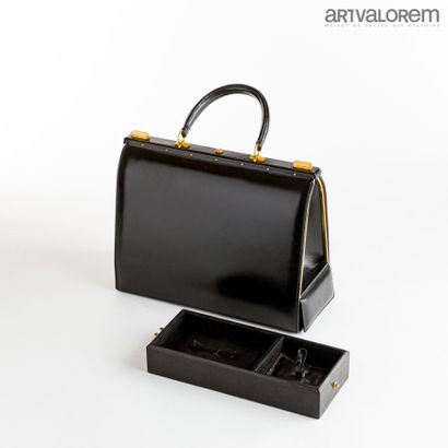 null ANONYMOUS

Briefcase bag in black box calf, inside in lambskin

Jewelry compartment...