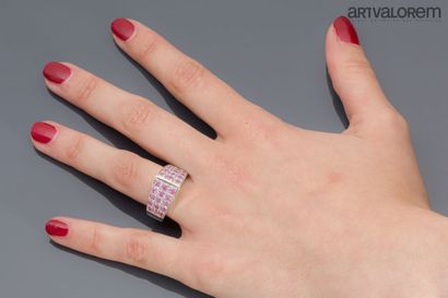 null Conical ring in white gold 750°/°° paved with round faceted pink sapphires.

TDD:...