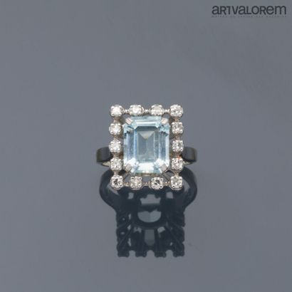 Ring in white gold 750°/°° set with an emerald-cut...