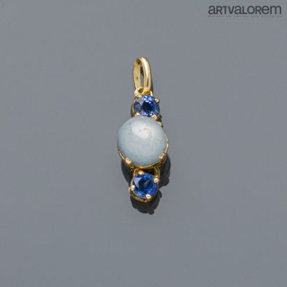 null Pendant in yellow gold 750°/°° centered by a cabochon sapphire of blue-grey...