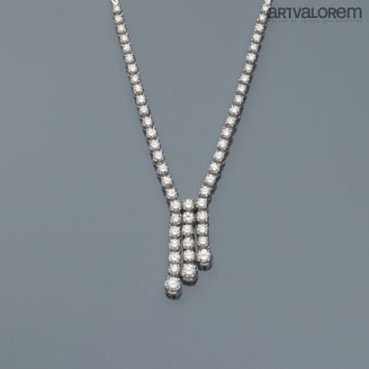 null Collier en or gris 750°/°° la chaîne à maillons chevrons gravés ornée de diamants...