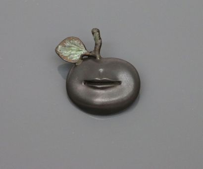 null Claude LALANNE (1925-2019) after

Brooch" Apple Mouth" in Bronze with brown...