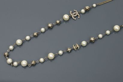 null CHANEL Collection 2005

Sautoir en métal doré orné de perles nacrées, de perles...