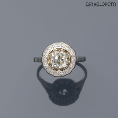 null 
Ring in platinum 850°/°° centered by a claw set old cut diamond in a setting...