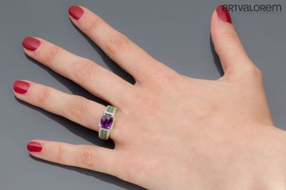 null Ring in white gold 750°/°° centered on an oval faceted amethyst in a setting...