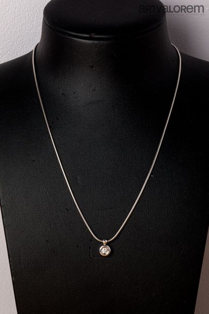 null Necklace in white gold 750°/°° centered of a brilliant cut diamond in sliding...