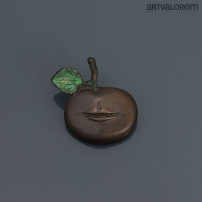 null Claude LALANNE (1925-2019) after

Brooch" Apple Mouth" in Bronze with brown...