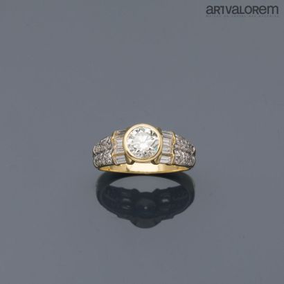 null Bague jonc en or jaune 750°/°° centrée d'un diamant taille brillant en serti...