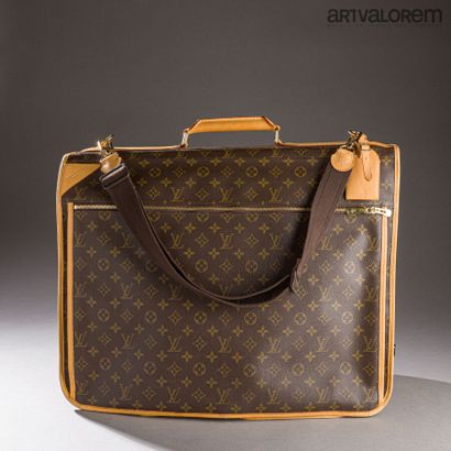 null LOUIS VUITTON 

Suitcase in monogrammed coated canvas and natural cowhide

Leather...