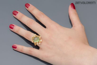 null TOM G 

Ring in yellow gold 750°/°° centered with a cabochon of shimmering green...