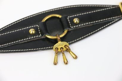 null HERMES Paris

Black leather and gold metal Hermès skirt loop. Signed

Length:...
