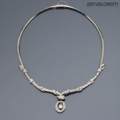 null Collier articulé en platine 850°/°° et or gris 750°/°° le devant pavé de diamants...