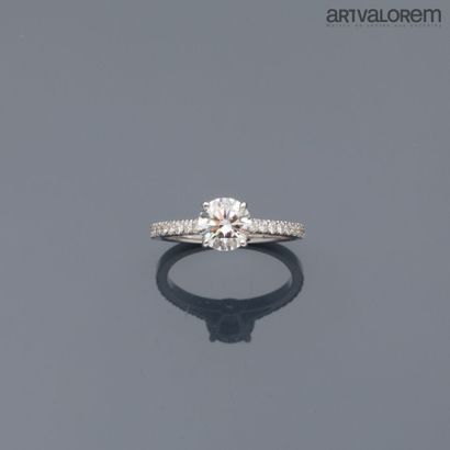 null Solitaire ring in white gold 750°/°° set with a brilliant-cut diamond in claw...