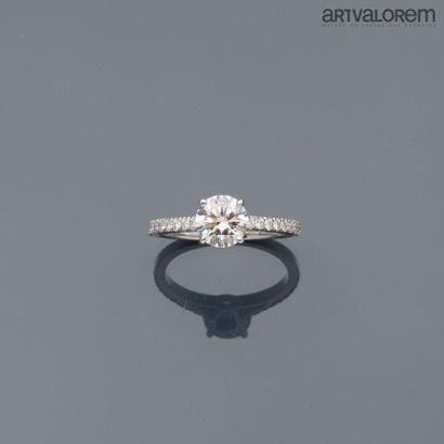 null Bague solitaire en or gris 750°/°° ornée d'un diamant taille brillant en serti...