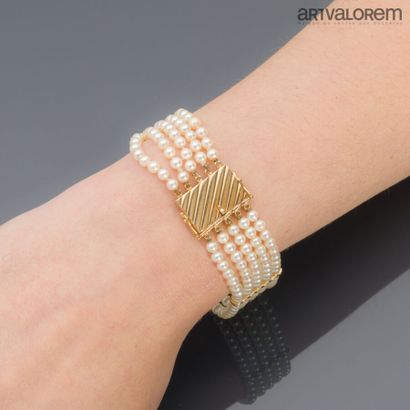 null Bracelet composé de cinq rangs de perles de culture, quatre barettes et fermoir...