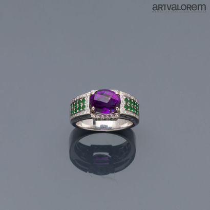 null Ring in white gold 750°/°° centered on an oval faceted amethyst in a setting...