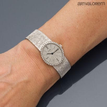 null PIAGET circa 1970

Montre bracelet de femme en or gris 750°/°° , cadran guilloché...
