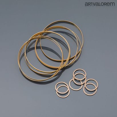 null 
Seven yellow gold rings 750°/°°. 

Diameter: 6,7 cm

Total weight: 52 g




Seven...