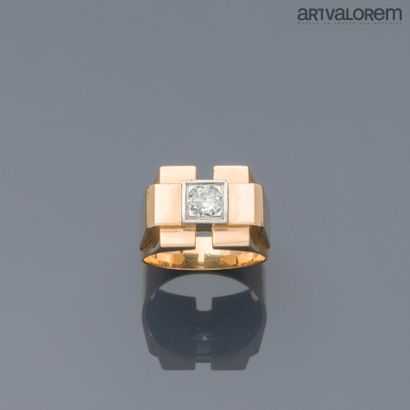 null Chevalière en or rose et gris 750°/°° centrée d'un diamant taille ancienne en...