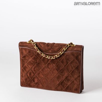 null CHANEL

Classic bag with flap in brown calfskin

Brown lambskin lining, magnetic...