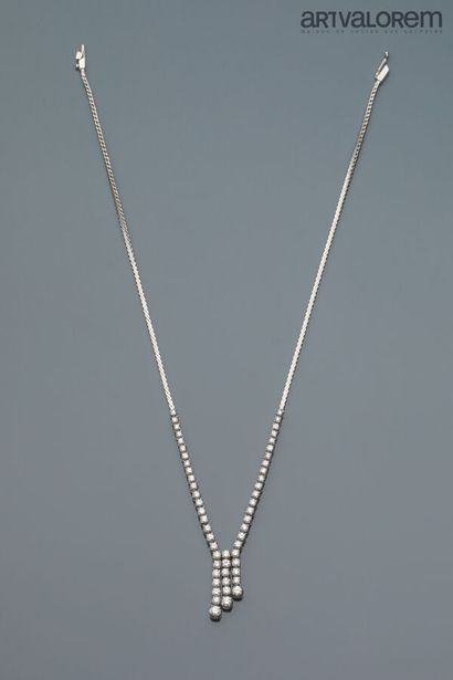 null Necklace in white gold 750°/°° the chain with engraved chevron links decorated...