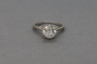 null Bague solitaire en or gris 750°/°° et platine 850°/°° ornée d'un diamant taille...