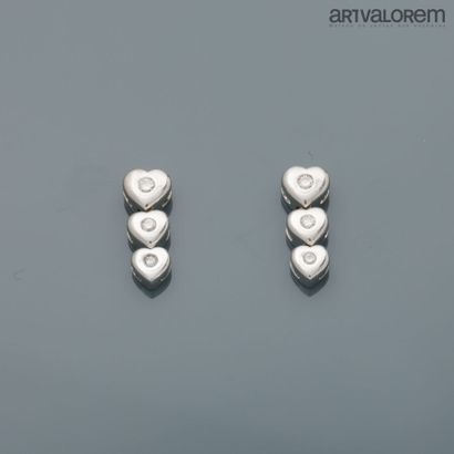 null FRED

Pair of earrings in white gold 750°/°° formed by three articulated hearts...