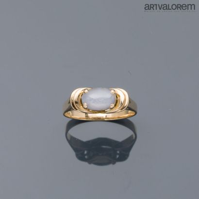 null Yellow gold ring 585°/°° with a cabochon of grey-blue star sapphire in claw...
