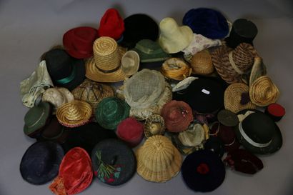 null Important lot of dolls hats including straw - fabrics - felt, for sizes from...