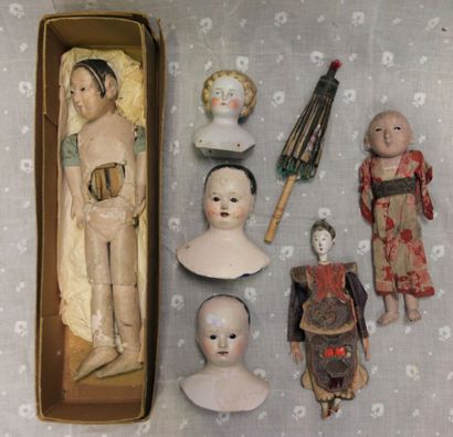 Lot comprenant parties de poupée japonaise...