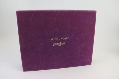 null Guerlain - "Shalimar" (1925) 

Coffret en suédine mauve pour l'export Etats-Unis,...