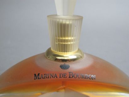 null Marina De Bourbon

Flacon sculpture contenant 80 ml d'eau de parfum.