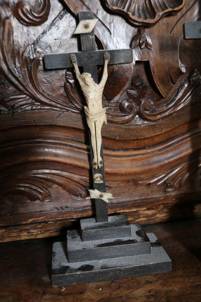 null Deux crucifix en os et bois noirci.

Travail XIXe siècle. 

H. : 27 et 29 cm...