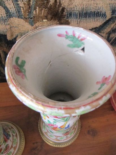 null CHINE XIXe

Paire de vases rouleaux en porcelaine à décor émaillé dans le goût...