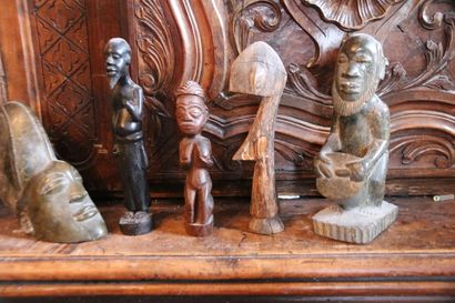 null AFRIQUE, XXe siècle

Ensemble de six statuettes en bois exotique et en pierre,...
