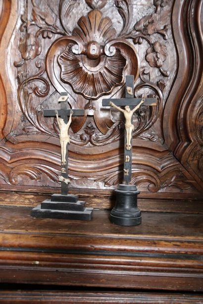 null Deux crucifix en os et bois noirci.

Travail XIXe siècle. 

H. : 27 et 29 cm...