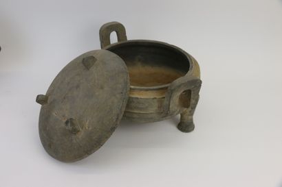 null CHINA, 20th century

Covered tripod basin with two handles in terra cotta 

Height:...
