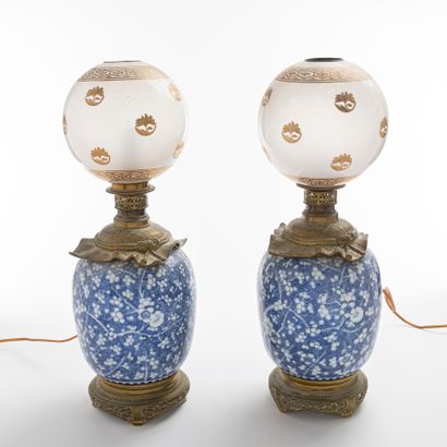 null CHINE, XIXe siècle

Paire de lampes à pétrole en porcelaine émaillée à décor...