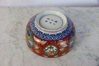 null CHINE et JAPON, XXe siècle

Ensemble en porcelaine émaillée polychrome, comprenant...