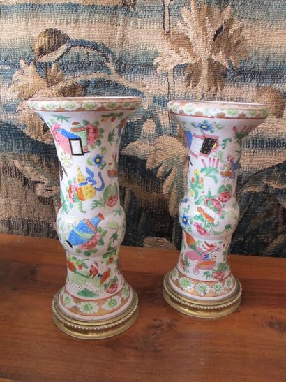 CHINE XIXe 
Paire de vases rouleaux en porcelaine...