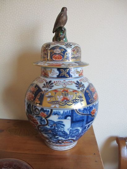 null CHINE, XIXe siècle 

Vase balustre couvert en porcelaine à décor Imari de personnages...