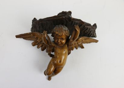 null Un angelot formant console d'applique en bois sculpté, un angelot en bois sculpté...