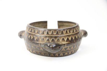 null EBRIE (Côte d'Ivoire)

Bracelet à grelots finement décoré de vagues et chevrons

L....