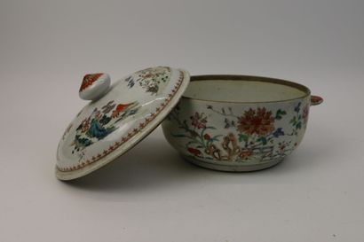 null CHINE, XIXe siècle 

Soupière couverte en porcelaine à décor émaillé de grues...