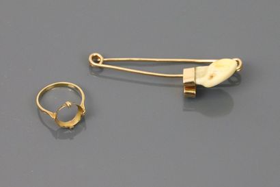 null Épingle de vénerie et une monture de bague en or jaune 750 °/°°

Poids brut...