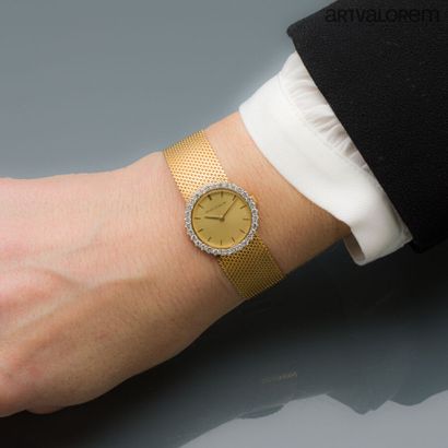 null JAEGER-LECOULTRE

Montre bracelet de femme en or jaune 750°/°°, la lunette pavée...