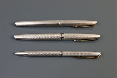 null WATERMAN

Deux stylos à plume capotée (usures) et un stylo roller en argent...