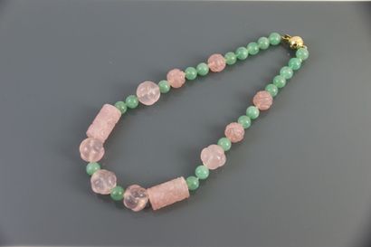 null Collier composé de sections et de perles de quartz rose gravés de motifs floraux...